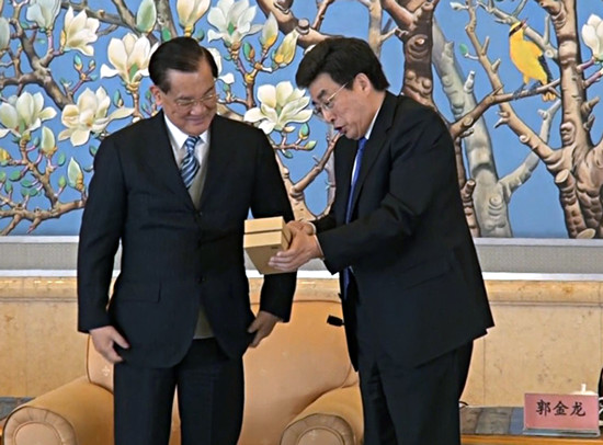 连战访京获赠小米手机印“两岸联手赚世界的钱”
