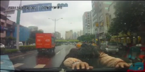 妇人助跑飞扑引擎盖碰瓷趴3分钟“装死”(图)