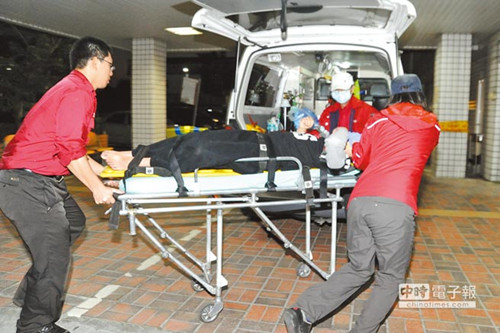 妇人携两子女烧炭自杀前夫疑母女合写遗书(图)