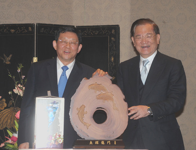 连战宴请陈德铭盼两岸合作更丰硕两人互赠礼物