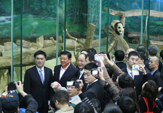 陈德铭看“圆仔”与陪同的郝龙斌相谈甚欢(图)