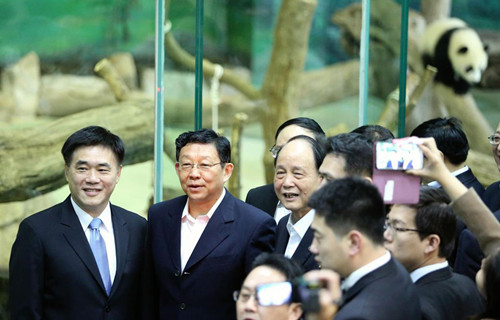 陈德铭看“圆仔”笑称郝龙斌长得像大熊猫(图)