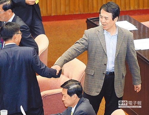 蓝营民意代表“跑票”被停权1年外界解读杀鸡儆猴