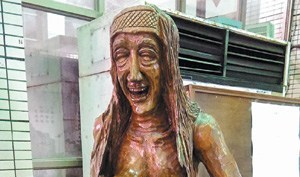台东女子木雕神似马英九遭民众调侃整蛊(图)