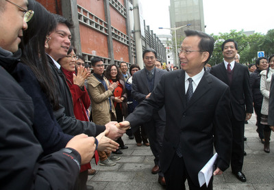 台卸任环保部门负责人坐地铁离开送行人潮500米