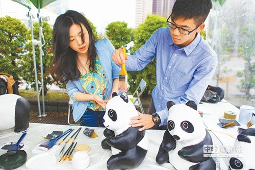 台北纸熊猫“受伤”整容师拿“玻尿酸”治(图)