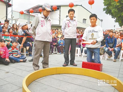 台中理发店老板娘掷筊夺冠获200万台币奖金