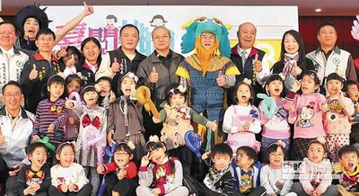 为推广亲子阅读桃园市长化身海龙王(图)