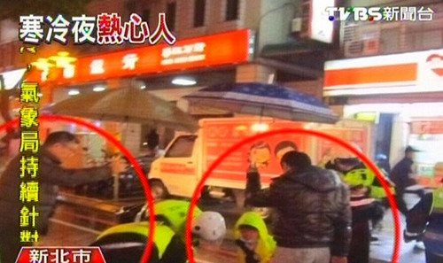 台湾新北市雨夜车祸陌生路人全程为伤者撑伞(图)