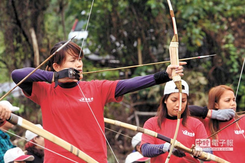 台湾原住民射箭比赛多位女神射手展高超技术