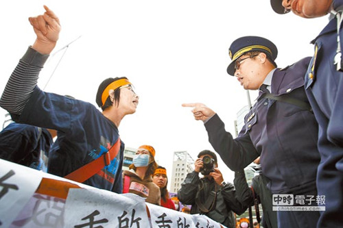 台湾近五百高速路收费员抗议当局要求还工作权