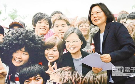 蔡英文宣布参选民进党党魁强调自己不需要被保护