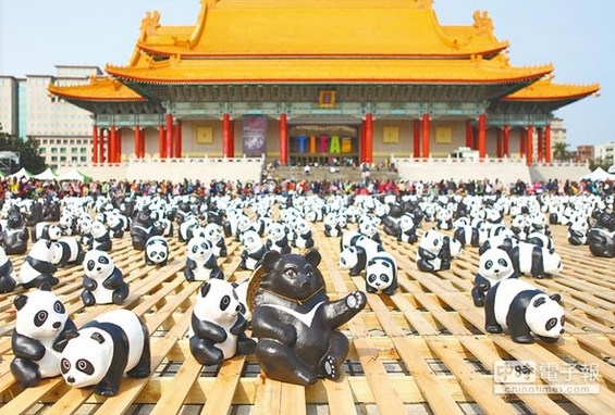 台北纸熊猫与纸黑熊争萌主逾20万民众“观战”
