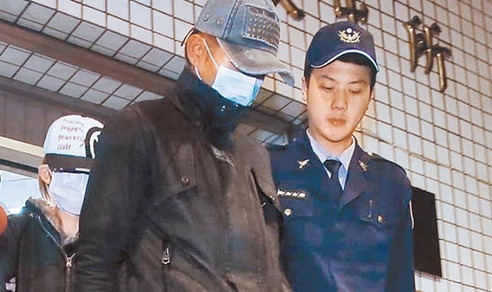 台男童家中呕吐身亡其父坦承曾用衣架抽打管教
