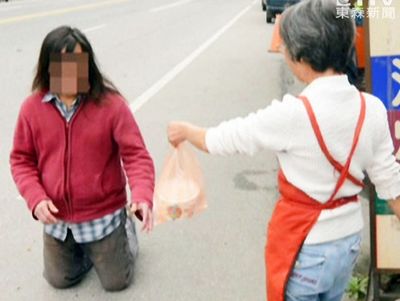 母亲过世无心工作台“下跪哥”小吃店讨饭三跪九叩