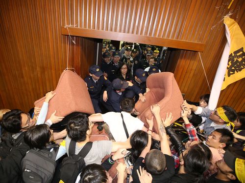 台湾立法机构被逾百人冲击拆匾警方清场冲突4伤