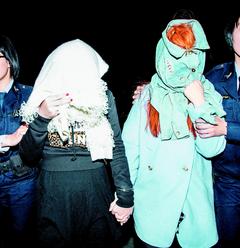 香港访台“恶搞双姝”应讯带巧克力出庭(图)