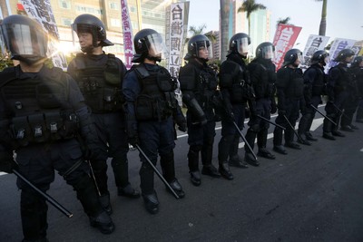 台湾警方强制驱离闯“行政院”群体近70人受伤
