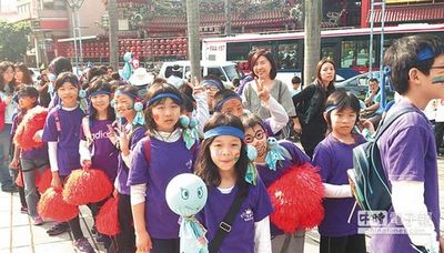 ̨��ˮ������ĸѧͯ��װ�����У�ͼ��