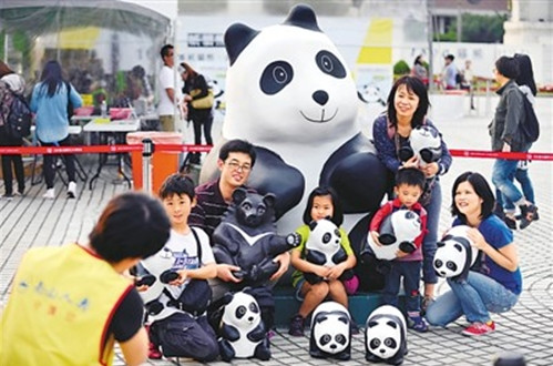 台湾纸熊猫萌态十足游客争相合影(图)