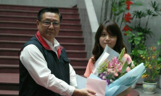 台湾女大学生为警察打气警察局献花(图)