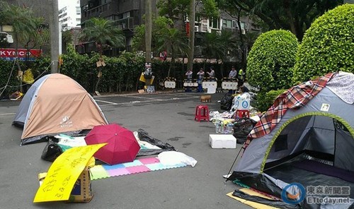 台立法机构外反服贸民众锐减帐篷空置(图)