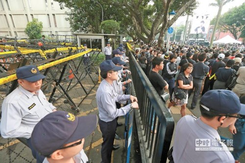 台湾警察夫妻应对反服贸活动13天仅见面30秒