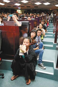 台官方进校园解析服贸协议座位遭秒杀走道加座