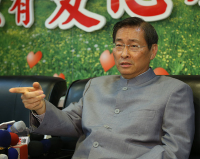 “白狼”张安乐现身“立法院”外学生紧盯转播