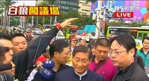 台湾挺服贸团体集结赴立法机构带头者批民进党
