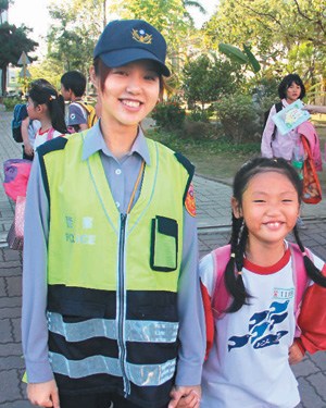 台湾正妹女警酷似蔡依林曾徒手制伏壮汉(图)