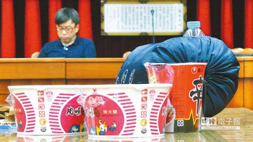 台湾立法机构委员会重审服贸协议两方剑拔弩张