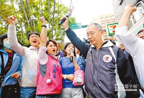 忍无可忍议场附近居民向学生抗议还我宁静生活