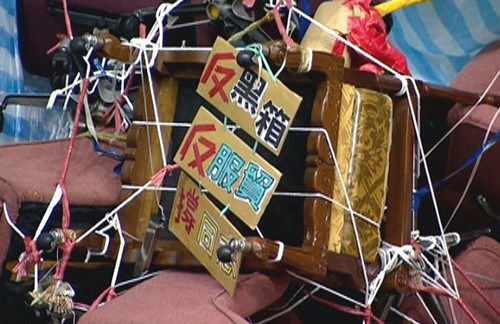 学运收尾:王金平龙椅堵门孙中山铜像绑头巾(图)