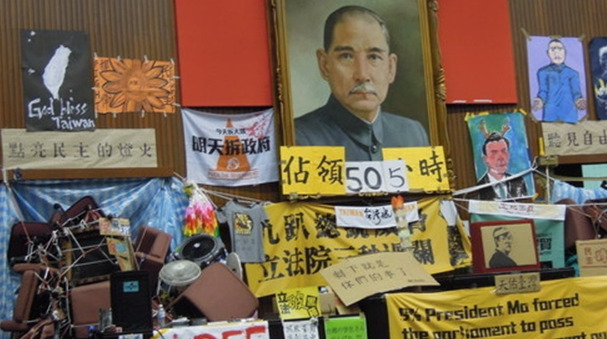 学生反服贸活动今晚退场议场墙面露出底色(图)