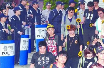 台湾学生撤离“立法院”岛内担忧埋“台独”地雷