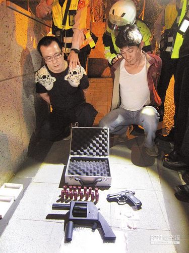 台湾警方查酒驾查到枪顺藤摸瓜查处改枪“工厂”