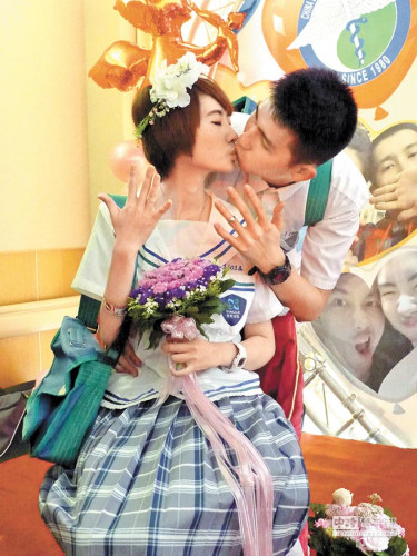 23岁台湾男子娶癌症晚期女友病房当礼堂(图)