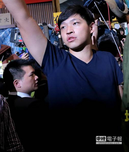 台湾反服贸学生代表汗味T恤拍卖老妇12万台币买走