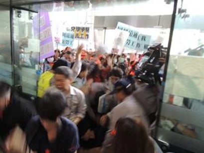 台湾近200名失业收费员冲进“交通部”抗议(图)