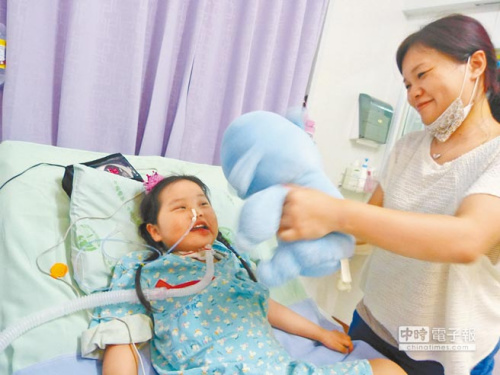 台4岁女童因车祸全身瘫痪现可轻松转动头颈(图)