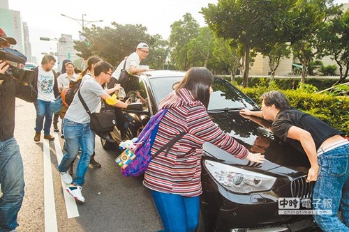 “立法委员”遭反核人士“扒车”上脸书骂“暴民”