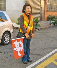 台湾老妇9年风雨无阻做志工全因孙子一句话