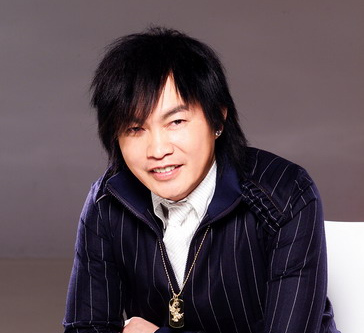 康康 本名康晋荣,台湾知名综艺节目主持人,歌手,善于模仿.