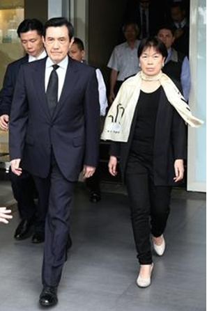 台湾诗人周梦蝶病逝马英九赴灵堂上香脸色沉重