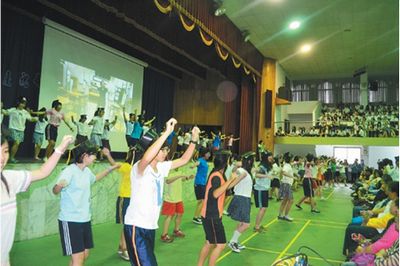 台南女中学生穿初中制服跳操快闪庆祝毕业(图)