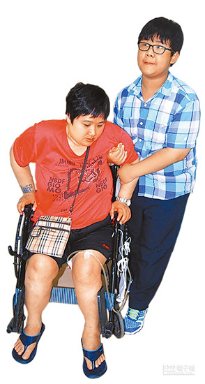 小孝子7岁就帮瘫母洗澡换尿布8年无怨无悔(图)