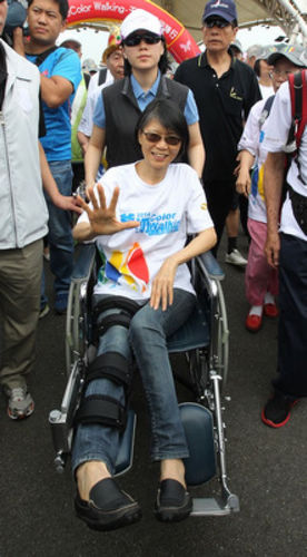 支持老人健走马英九夫人带脚伤走完3公里