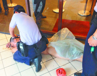 通缉犯赤身大闹地铁站躲围捕持剪刀划伤警察(图)