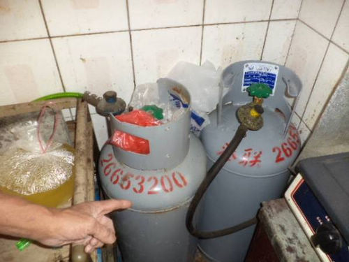 不忍老伴洗冷水澡家贫老翁偷瓦斯桶烧水(图)